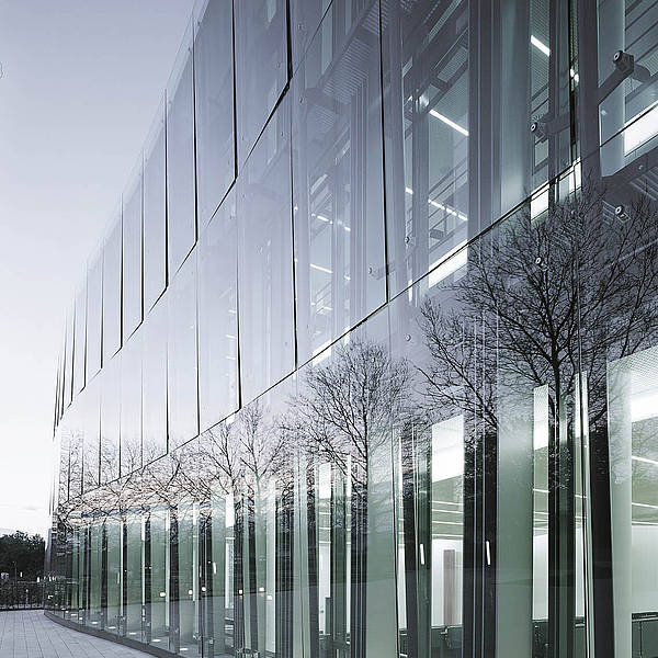 Wand eines Gebäudes, welche komplett aus Glas besteht