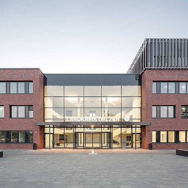 Gebäude mit Glass in der Mitte