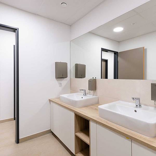 Badezimmer mit zwei Waschbecken in modernem Einrichtungsstil