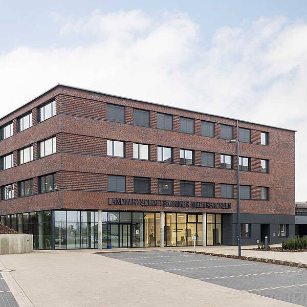 großes Gebäude von außen fotografiert