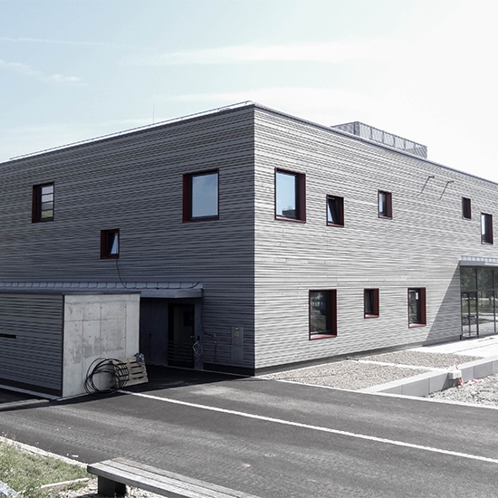 graues Gebäude an einer Straße