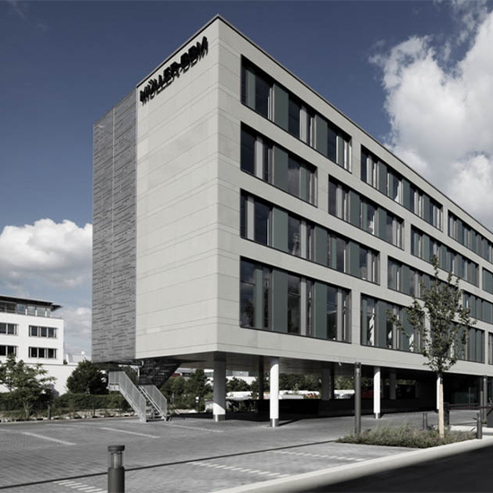 Großes Gebäude mit vielen Fenstern