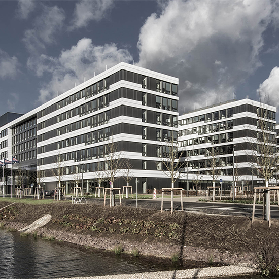 mehrere moderne große Gebäude mit vielen Fenstern