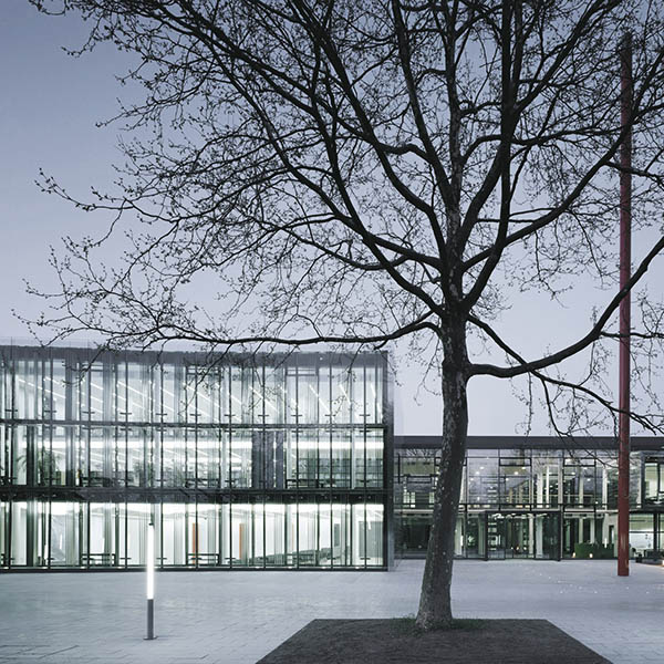 modernes Gebäude mit Glaswand bei Nacht