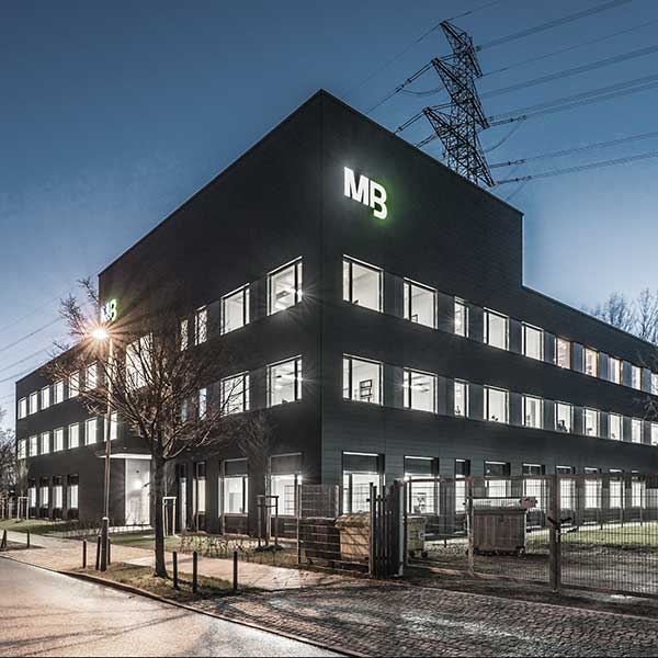 modernes großes Gebäude bei Nacht