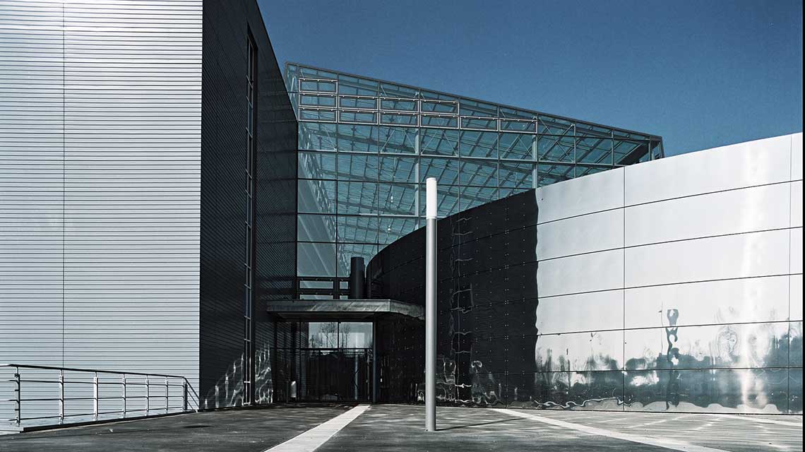 moderne Gebäude mit Glaswänden, welche von der Sonne angestrahlt werden