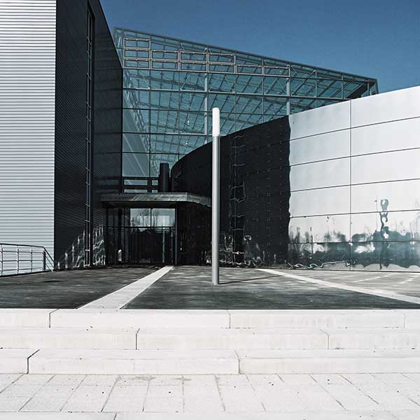 Moderne Gebäude mit von der Sonne bestrahlten Glaswänden